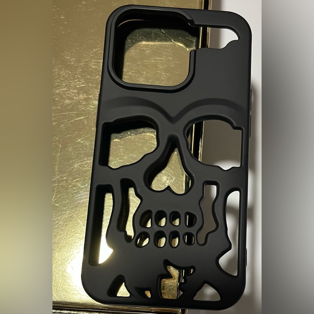 Iphone 14 pro hollow skull case